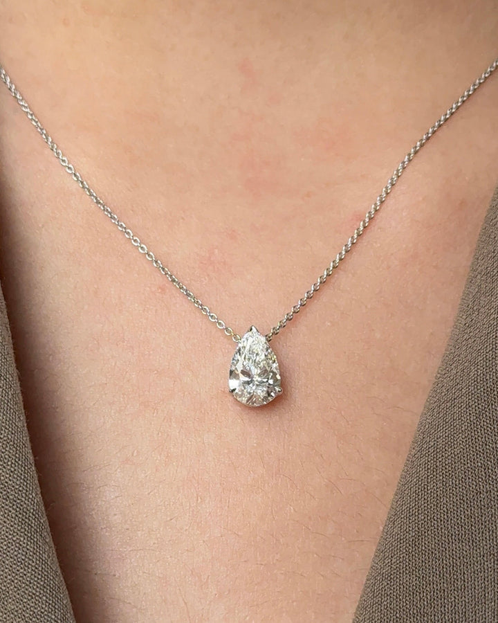 1.5 carats Pear cut Diamond Pendant Necklace
