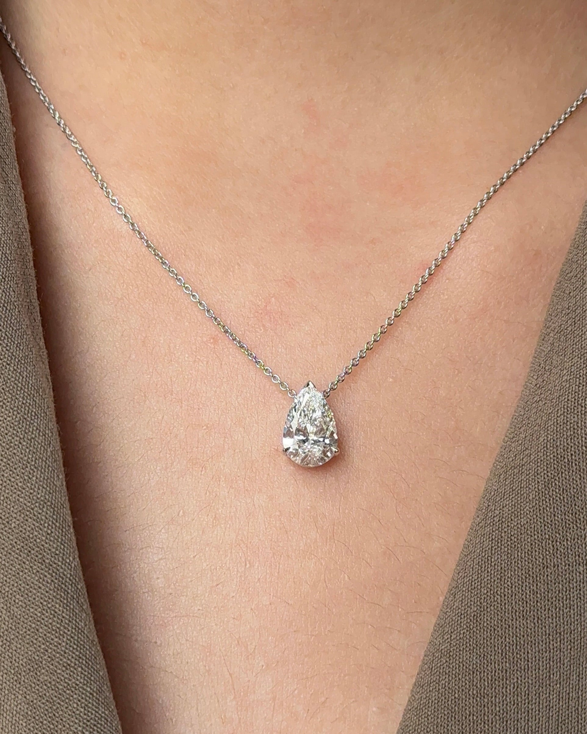 1.5 carats Pear cut Diamond Pendant Necklace