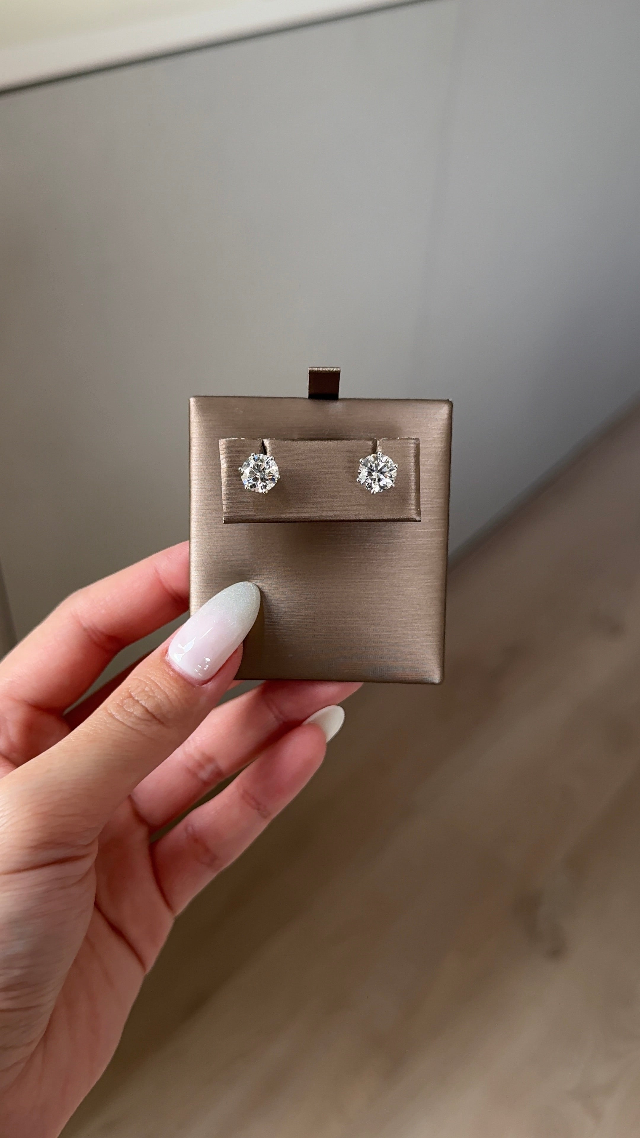 1.5 carats Round Cut Diamond Earring