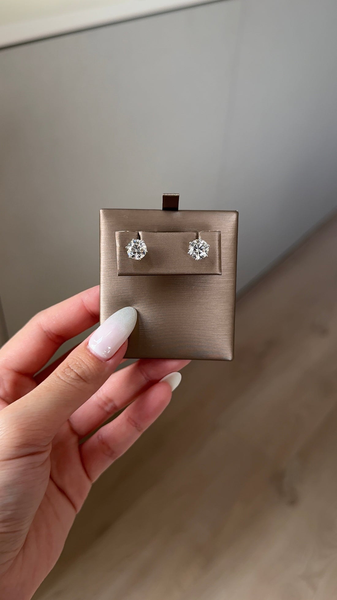 1.5 carats Round Cut Diamond Earring