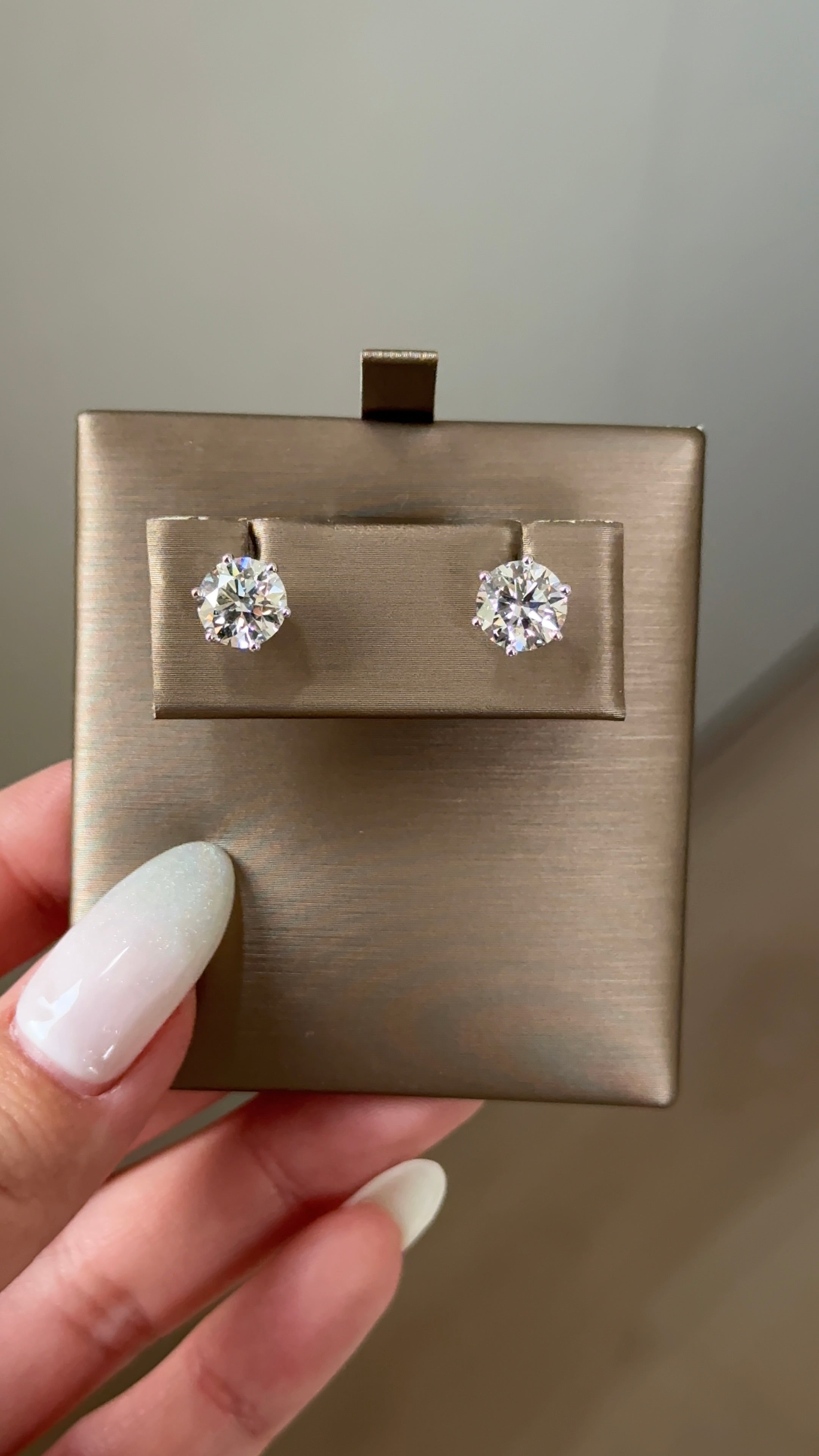 1.5 carats Round Cut Diamond Earring
