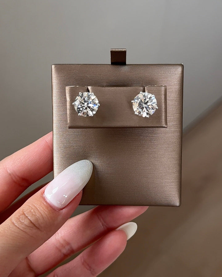 3 carats Round Cut Diamond Earring