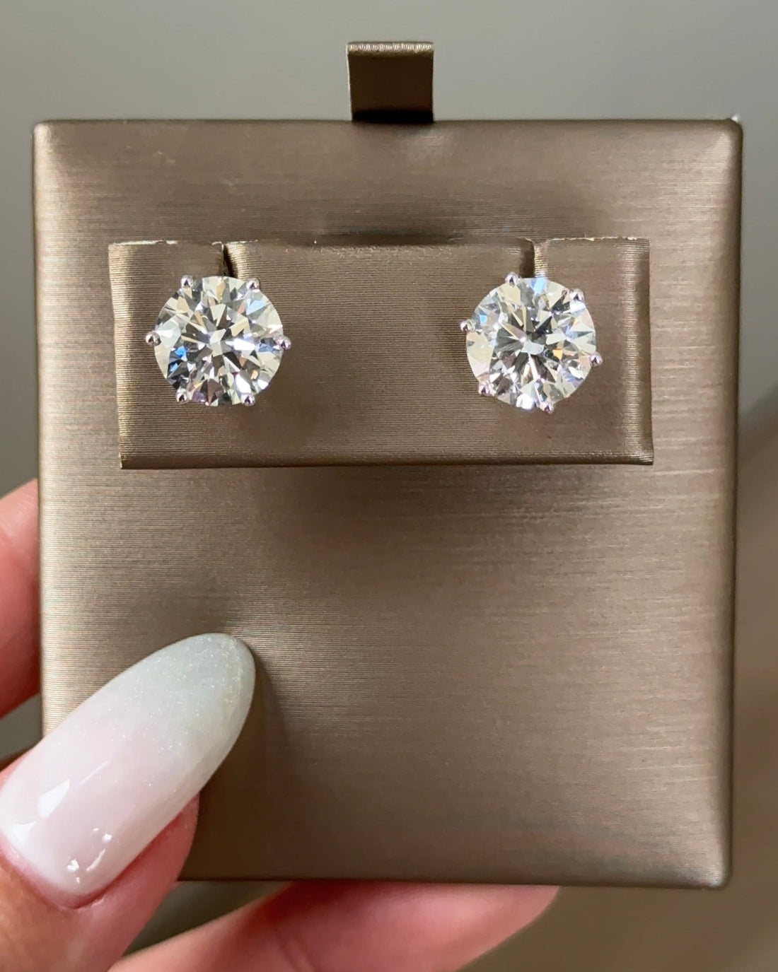 3 carats Round Cut Diamond Earring