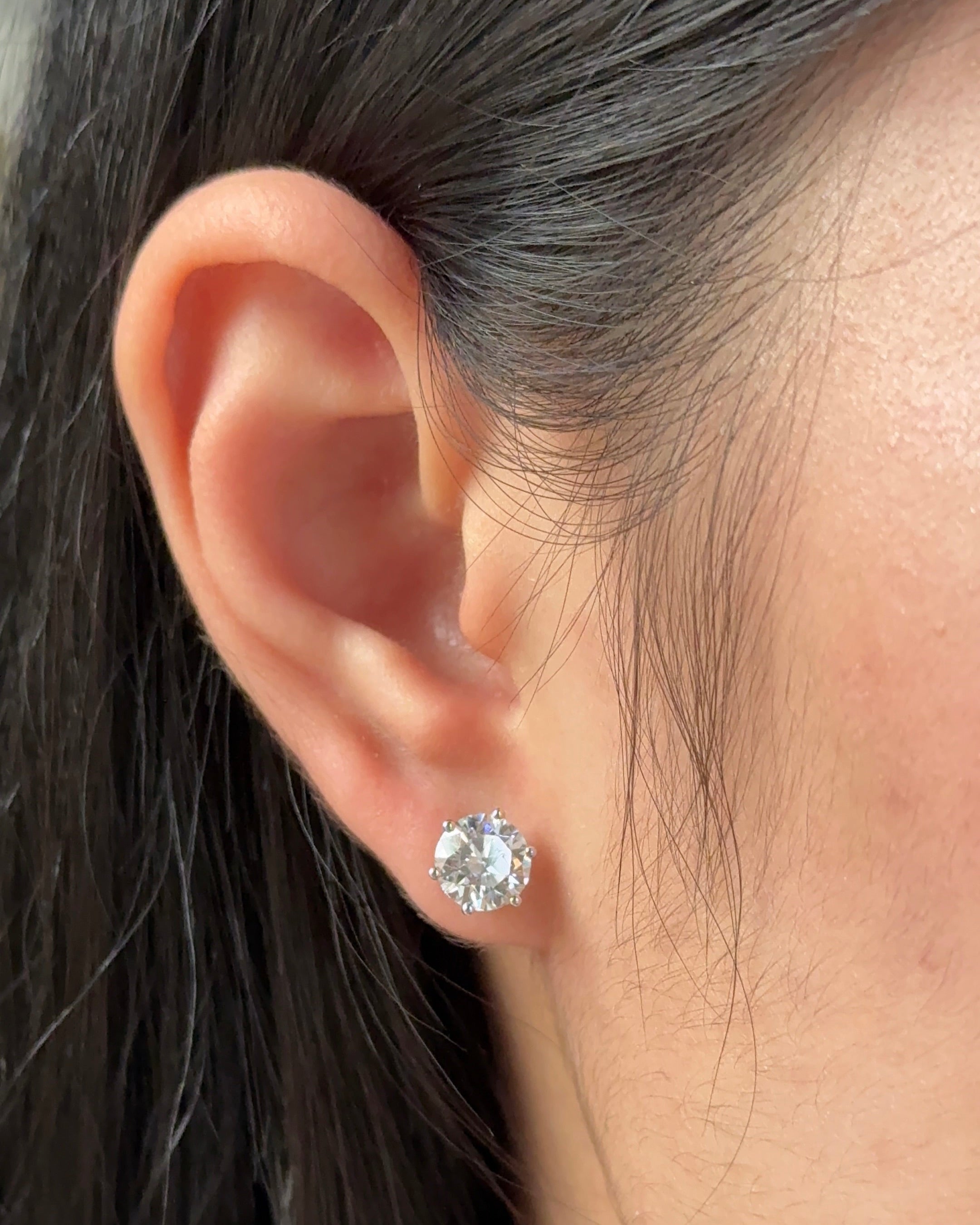 1.5 carats Round Cut Diamond Earring